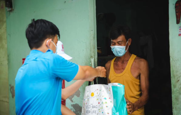 Đoàn từ thiện đang trao tận tay các phần quà đến gia đình chú Tư Đoàn từ thiện đang trao tận tay các phần quà đến gia đình chú Tư