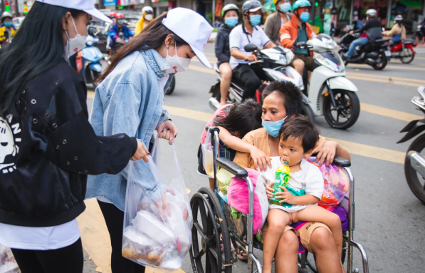 Không quản vất vả, đoàn mang tận tay những hộp cơm được chuẩn bị cẩn thận đến tận tay những người có hoàn cảnh kém may mắn Không quản vất vả, đoàn mang tận tay những hộp cơm được chuẩn bị cẩn thận đến tận tay những người có hoàn cảnh kém may mắn