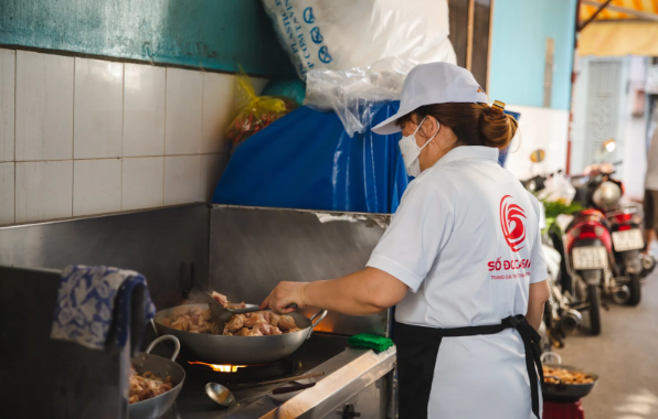 Với mong muốn mang đến những món ăn đầy đủ chất cho mọi người, các đầu bếp đã nấu ăn chăm chỉ bằng cả tâm huyết của mình Với mong muốn mang đến những món ăn đầy đủ chất cho mọi người, các đầu bếp đã nấu ăn chăm chỉ bằng cả tâm huyết của mình